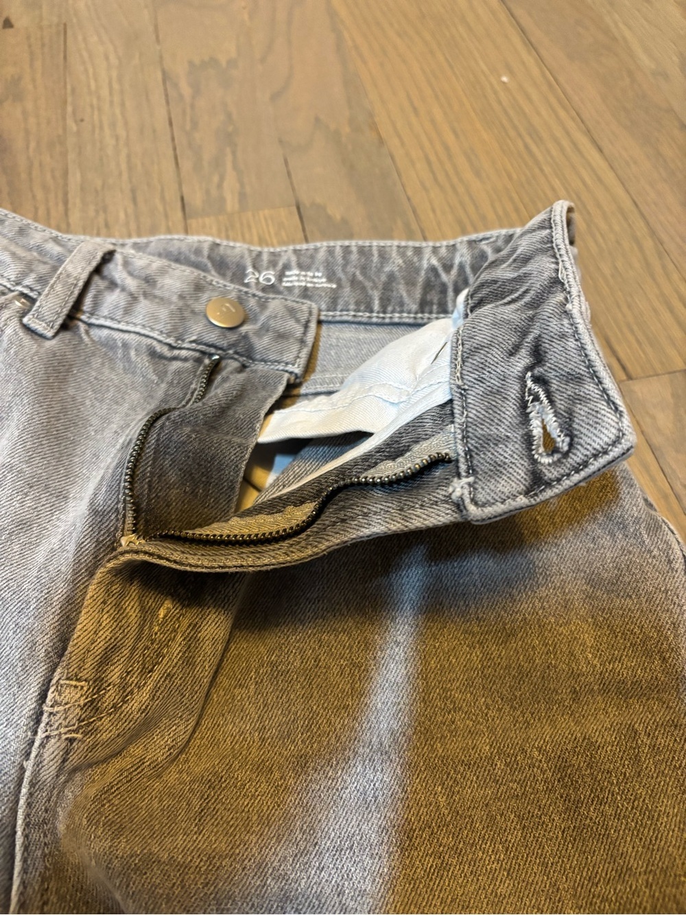 Pilcro Anthropologie Light Gray Cuffed Jeans. Size 26 - Picture 6 of 10